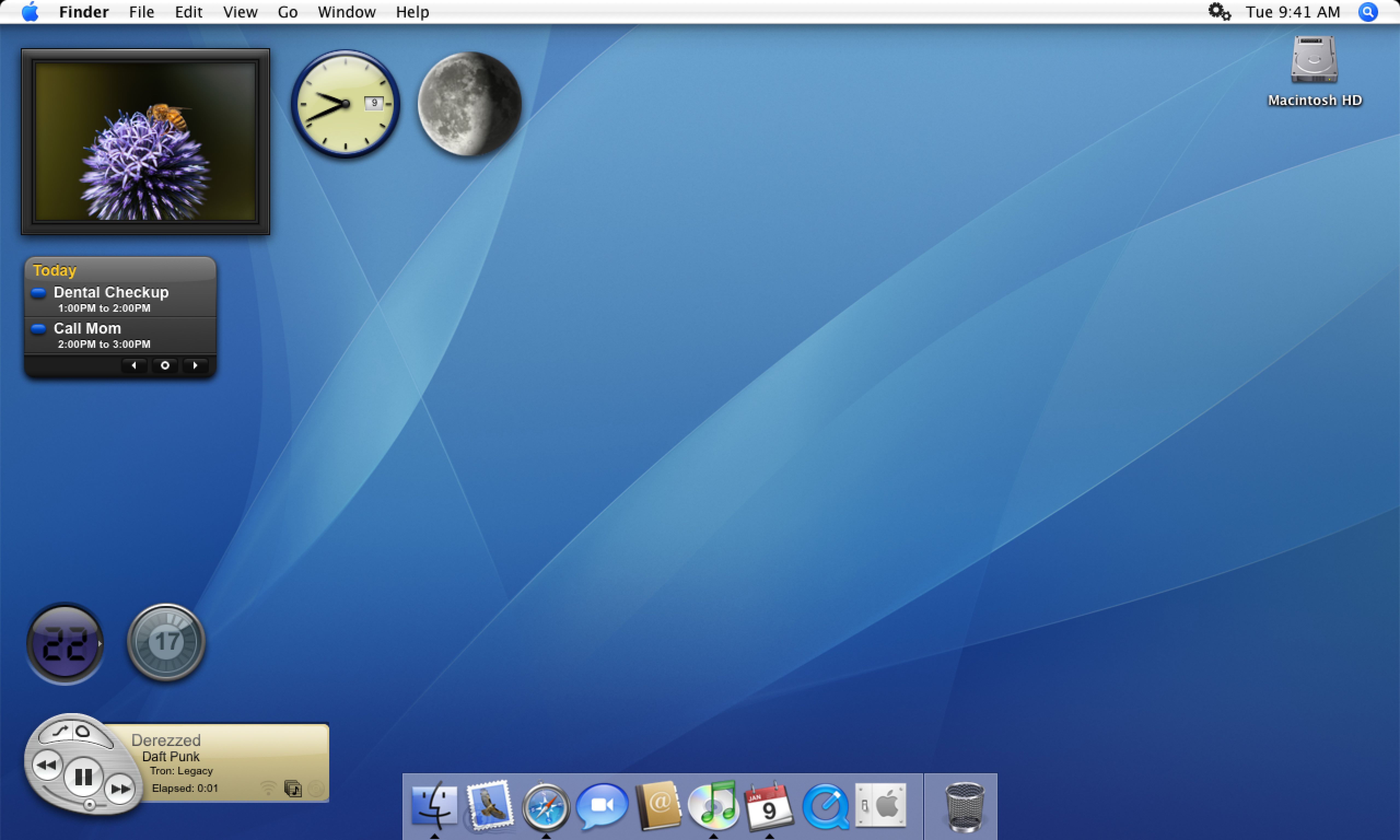 A contemporaneous screenshot of Konfabulator running several widgets on Mac, like iTunes Remote, Analog Clock, and Date Planner.